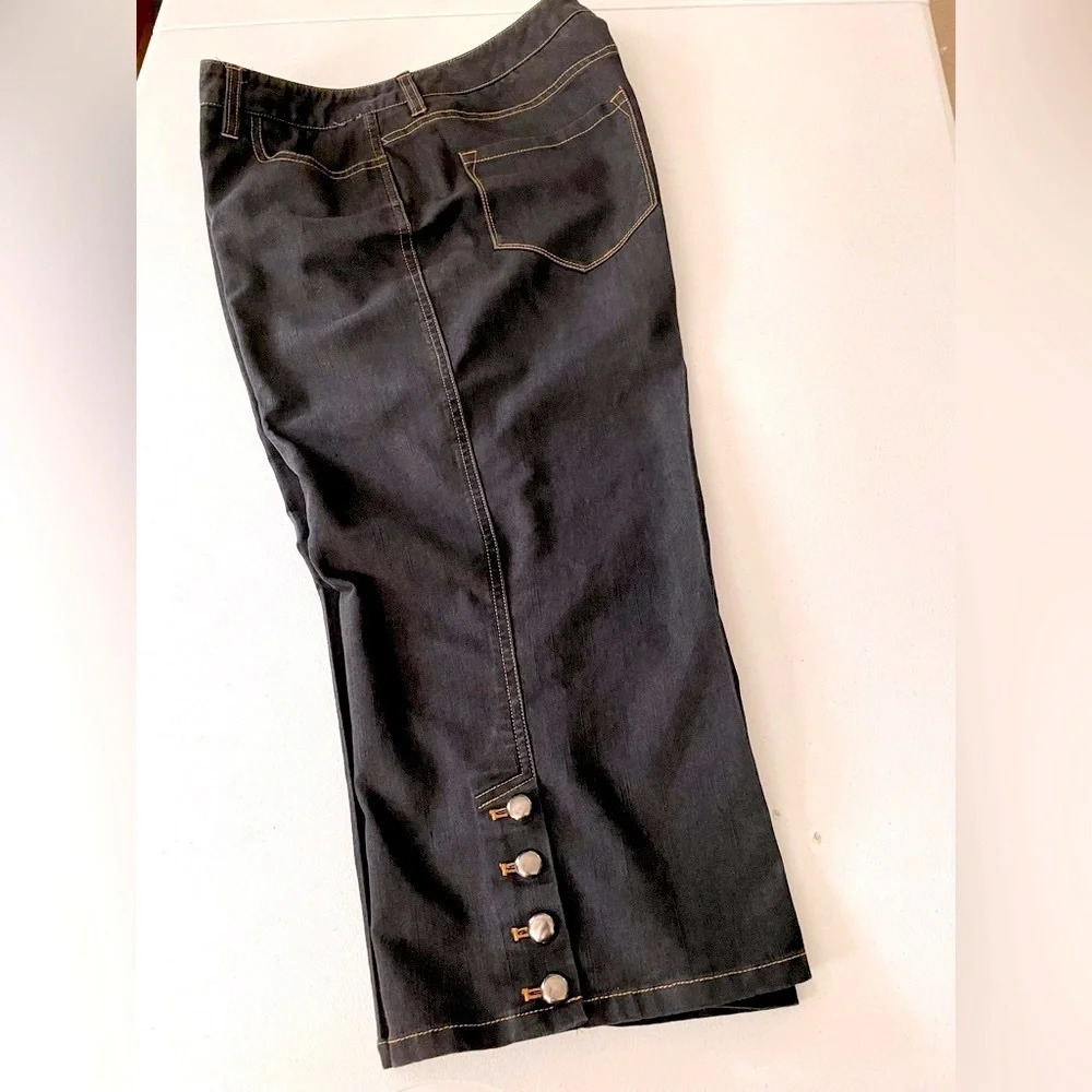 Larry Lavine 12 DARK blue stretch capris. Classic 5 pockets & 4 button accents.